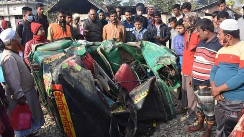 Comilla_train-collide-with-autorickshaw_Collected.jpg
