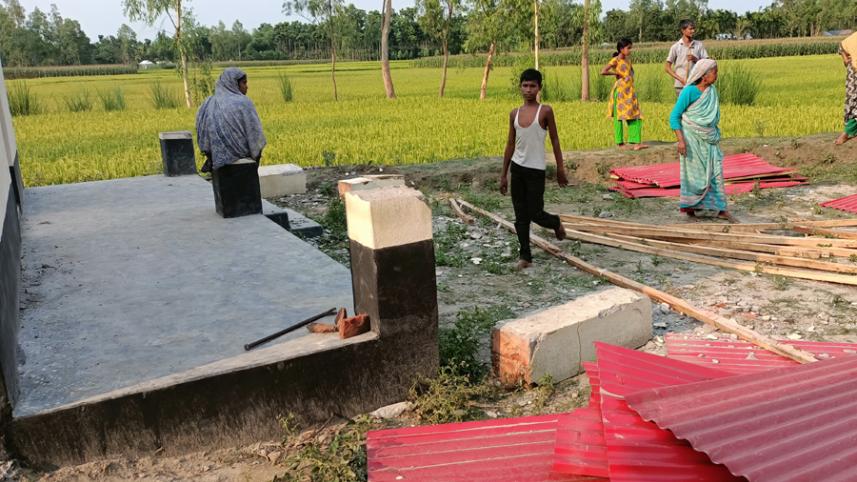 Lalmonirhat govt house damaged-02.jpg