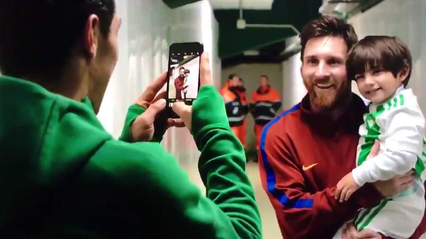মেসি প্রতিদ্বন্দ্বীর ছেলেকে বুকে জড়িয়ে নিলেন