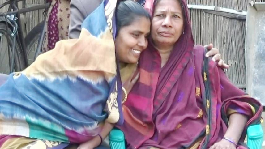 Natore Munni returns to parents after 33 years (2).jpg