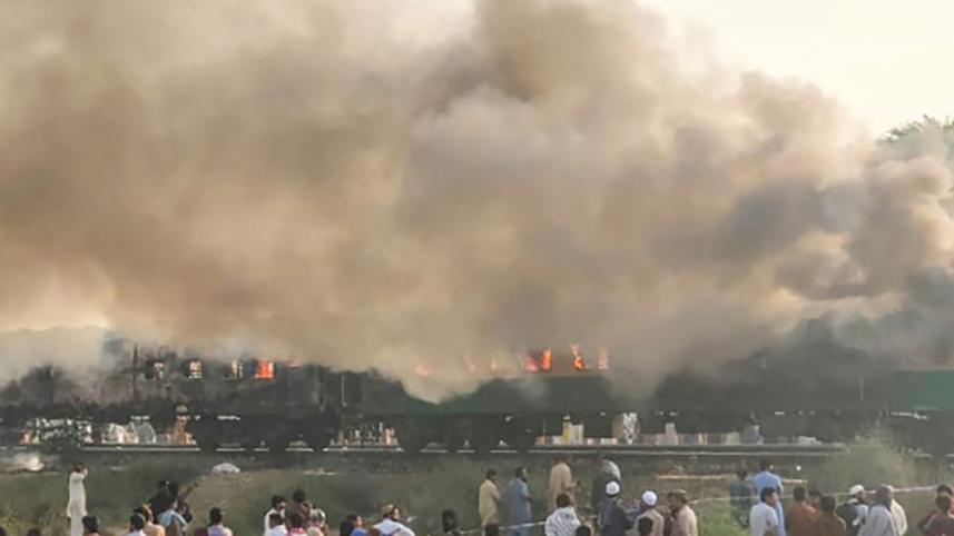 Pakistan Train Fire-3.jpg