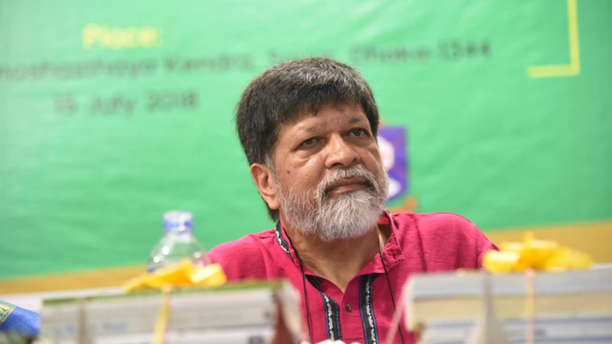 ডিবি পুলিশ নিয়ে গেছে শহিদুল আলমকে