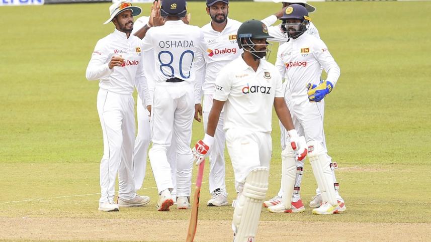 Sri Lanka's players celebrates with his teammate after dismissed Tamim Iqbal