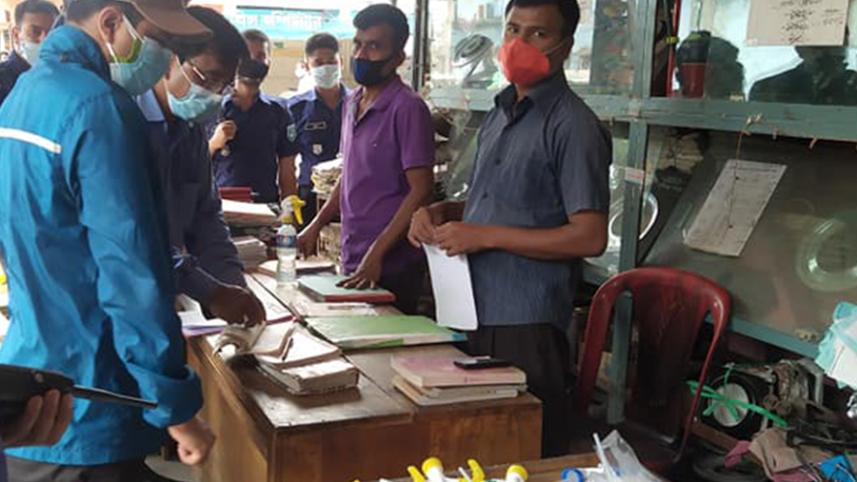 Thakurgaon Pic-Mobile court fines three traders-03.jpg