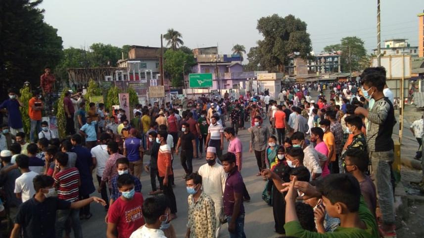 Shop owners, employees block road in Panchagarh-04.jpg