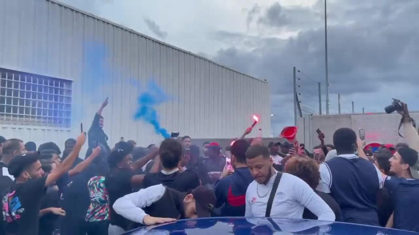 psg-fans-waiting-for-messi