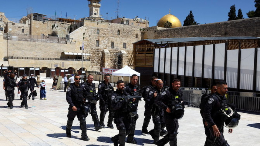 শুক্রবার মুসুল্লীদের সঙ্গে সংঘর্ষের পর মসজিদ চত্তরে টহল দিচ্ছে ইসরায়েলি পুলিশ। ছবি: রয়টার্স