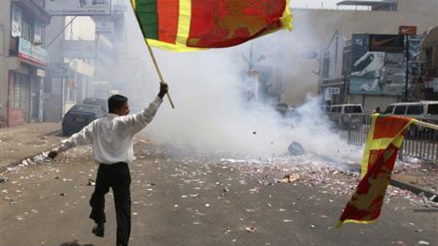 দীর্ঘ রক্তক্ষয়ী গৃহযুদ্ধের পর ২০০৯ সালে এলটিটিইকে পরাজিত করার সংবাদে উল্লাস প্রকাশ করছেন এক নাগরিক। ফাইল ছবি: রয়টার্স