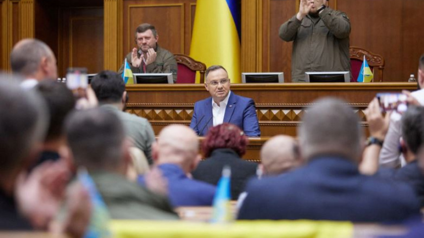 ইউক্রেনের পার্লামেন্টে বক্তব্য রাখছেন পোল্যান্ডের প্রেসিডেন্ট দুদা। ছবি: রয়টার্স