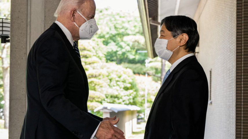 জাপানের সম্রাট নারুহিতোর সঙ্গে শুভেচ্ছা বিনিময় করেন জো বাইডেন। ছবি: রয়টার্স