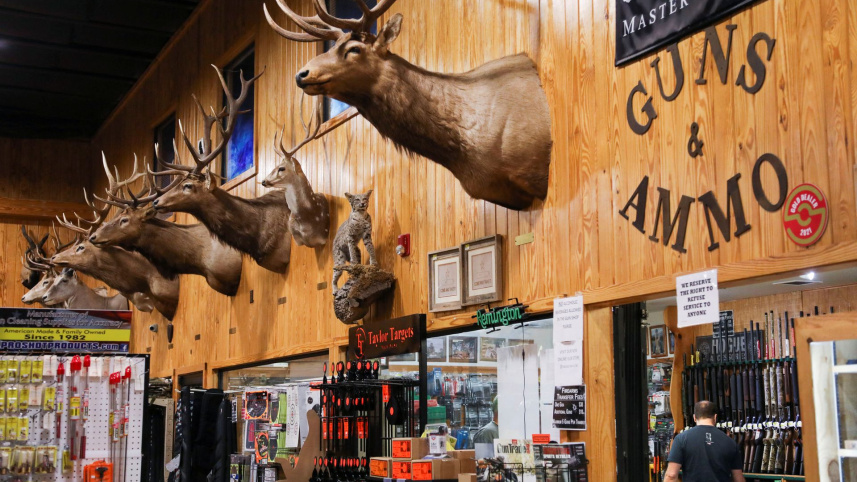 এই দোকান থেকেই বৈধভাবে ২টি রাইফেল ও ৩৭৫ রাউন্ড তাজা গুলি কেনেন রামোস