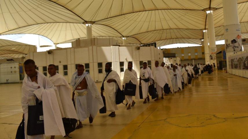 first_flight_of_bangladeshi_pilgrims_to_saudi_arabia._3.jpg