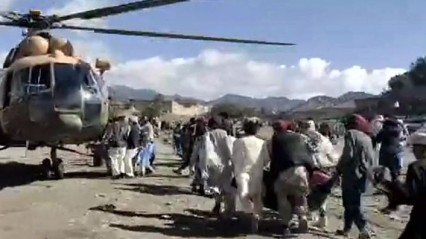 হেলিকপ্টারের মাধ্যমে উদ্ধার কার্যক্রম পরিচালনা করা হচ্ছে। ছবি: বিবিসির ভিডিও থেকে নেওয়া