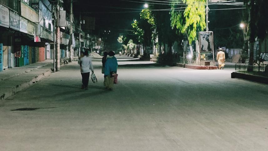 মধ্যরাতে লঞ্চঘাট থেকে পায়ে হেটে গন্তব্যে যাচ্ছেন দুইজন লঞ্চ যাত্রী।