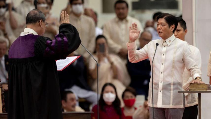 শপথ নিচ্ছেন ফিলিপাইনের নতুন প্রেসিডেন্ট মার্কোস জুনিয়র। 