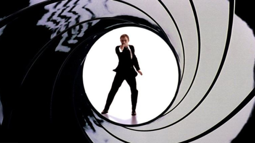 প্রতিটি সিনেমার শুরুতে জেমস বন্ডকে পিস্তল হাতে স্ক্রিনের দিকে বন্দুক তাক করে গুলি করতে দেখা যায়। ছবি: সংগ্রীহিত