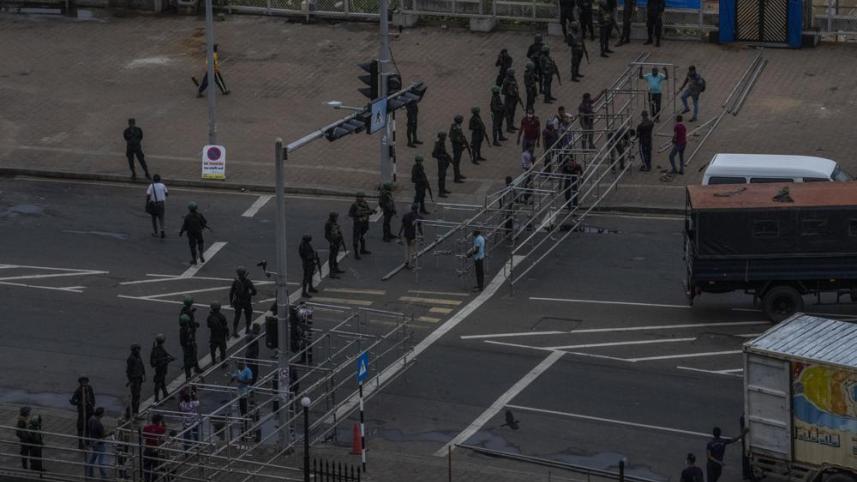 বিক্ষোভকারীদের সরিয়ে দেওয়ার পর প্রেসিডেন্টের প্রাসাদের বাইরে পাহারা দিচ্ছে সেনাবাহিনী। ছবি: এপি