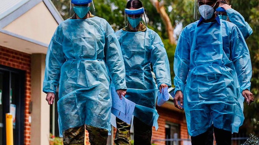 সেনাবাহিনীর সদস্যরা করোনাভাইরাস মোকাবিলায় সহায়তা দিচ্ছেন। ছবি: সংগৃহীত