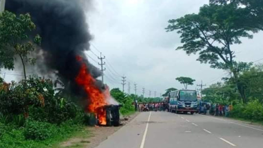 পুলিশের মাইক্রোবাসের বিরুদ্ধে অটোরিকশায় ধাক্কা দেওয়ার অভিযোগ, আহত ৪