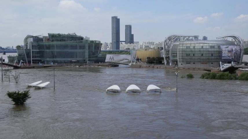 বন্যার পানিতে পুরোপুরি নিমজ্জিত হয়ে যায় সিউলের এই পার্কটি। ছবি: এপি
