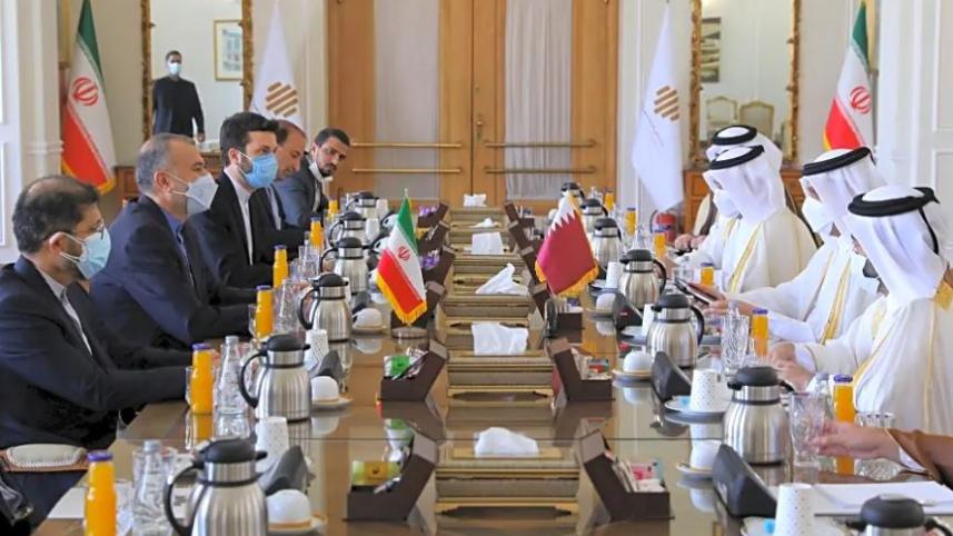 ২০২১ সালের সেপ্টেম্বরে ইরানের পররাষ্ট্রমন্ত্রীর সঙ্গে কাতারের উপ-প্রধানমন্ত্রী ও পররাষ্ট্রমন্ত্রীর সঙ্গে তেহরানে বৈঠক করেন। ফাইল ছবি: রয়টার্স