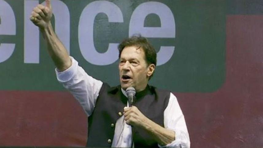 দলের সমর্থকদের উদ্দেশ্যে বক্তব্য দিচ্ছেন ইমরান খান। ছবি: টুইটার