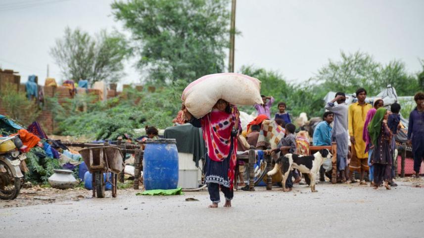 বন্যাদুর্গতরা শুষ্ক ভূমিতে আশ্রয় নিয়েছেন। ছবি: এপি