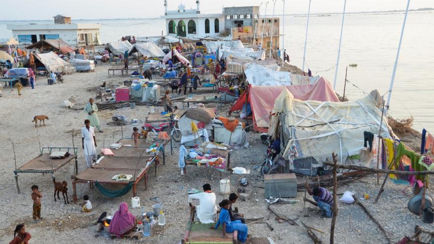 জাফরাবাদ জেলায় বেশিরভাগ মানুষের বাড়ি পানিতে তলিয়ে গেছে। যারা বেঁচে আছেন, তারা এই উঁচু জায়গায় অস্থায়ী আবাস তৈরি করেছেন। ছবি: রয়টার্স