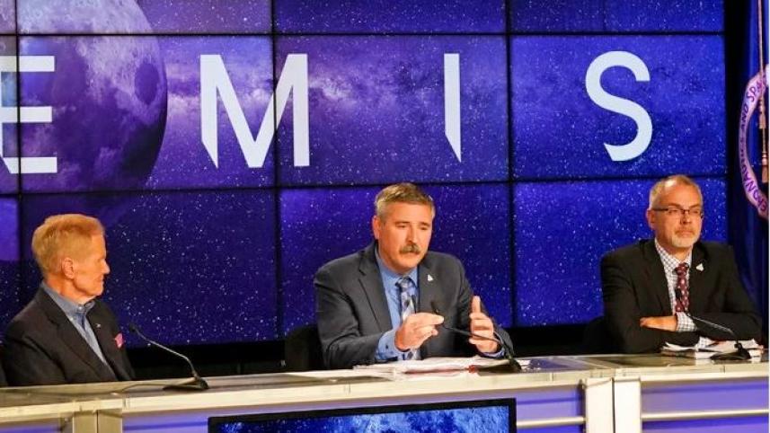 সাংবাদিকদের প্রশ্নের উত্তর দিচ্ছেন আর্টেমিস প্রকল্প পরিচালক মাইক সারাফিন। ফাইল ছবি: এপি