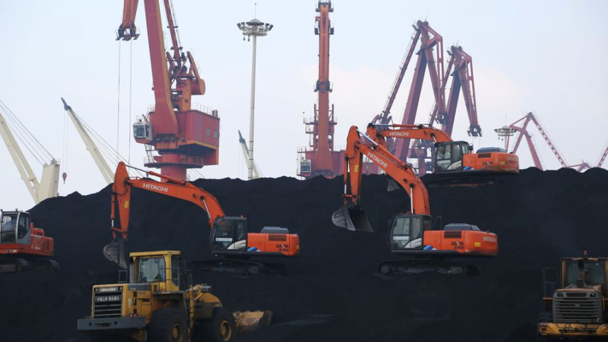 চীনের জিয়াংসু প্রদেশে আমদানি করা রুশ কয়লার প্রক্রিয়াজাতকরণ চলছে। ফাইল ছবি: রয়টার্স