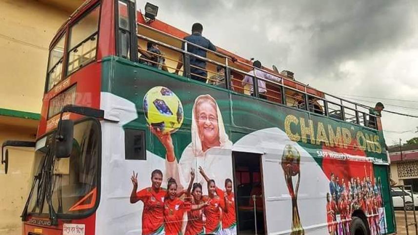 ছাদখোলা বাস