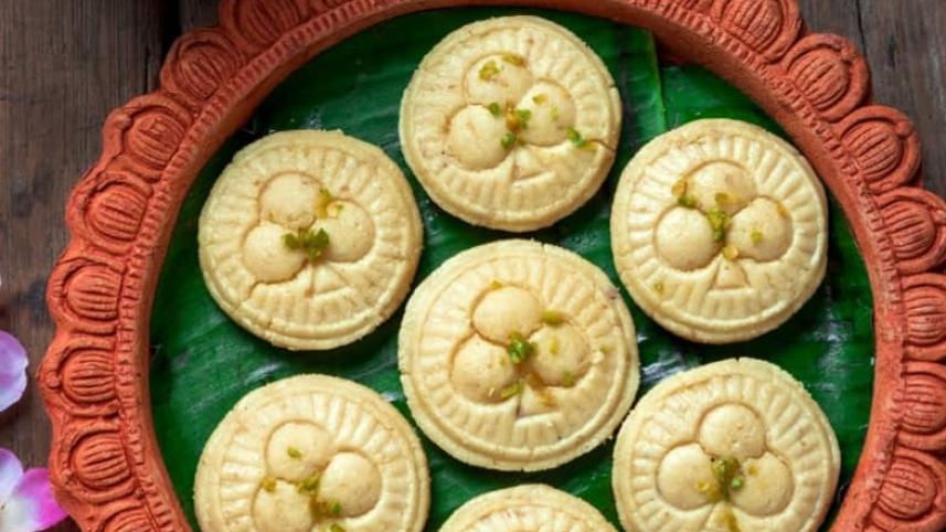 নারকেল দুধের সন্দেশ.jpg