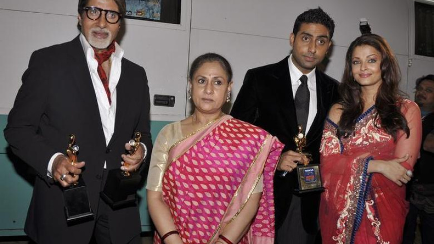 পরিবারের সদস্যদের সঙ্গে অমিতাভ। ছবি: রয়টার্স