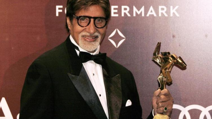 লাইফটাইম অ্যাচিভমেন্ট অ্যাওয়ার্ড হাতে অমিতাভ। ছবি: রয়টার্স