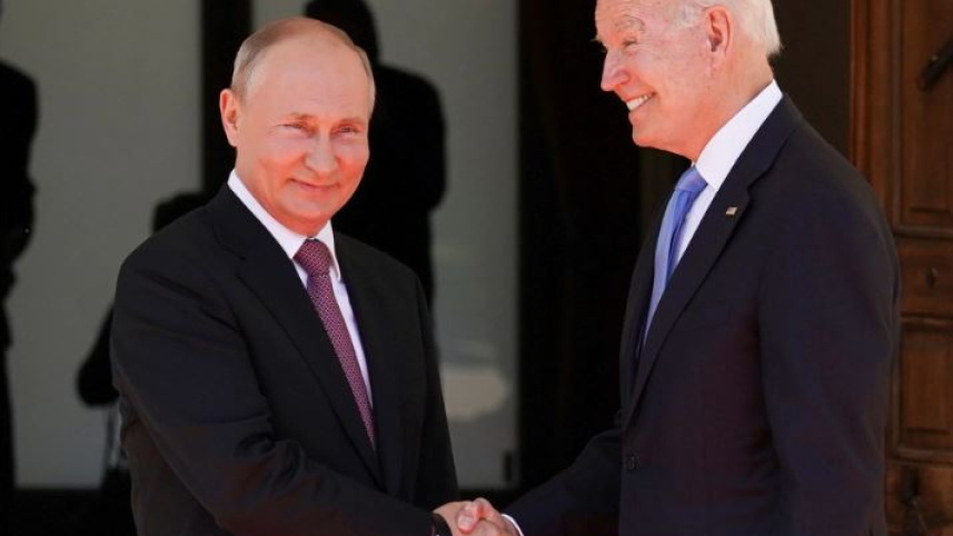 পুতিন ও বাইডেন। এক বছর আগেও তাদের মধ্যে সৌহার্দ্যপূর্ণ সম্পর্ক ছিল। ফাইল ছবি: রয়টার্স