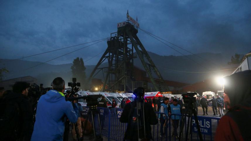 বারতিনের কয়লা খনির বাইরে গণমাধ্যমকর্মী ও উদ্ধারকর্মীরা অবস্থান করছেন। ছবি: রয়টার্স