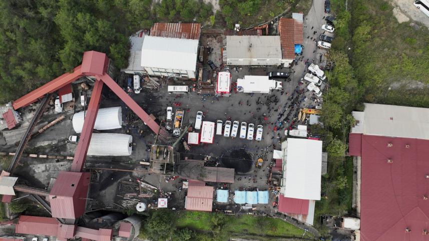 বারতিনের কয়লা খনিতে উদ্ধার কার্যক্রম চলছে। ছবি: রয়টার্স