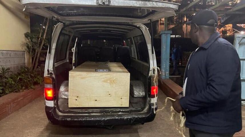 কেনিয়ায় একটি ভ্যানে আরশাদ শরীফের কফিন। ছবি: রয়টার্স