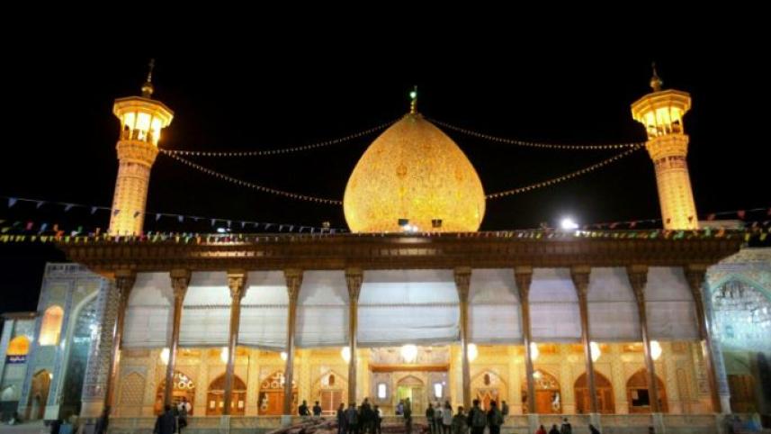 ইরানের দক্ষিণাঞ্চলের শহর শিরাজে শিয়া সম্প্রদায়ের একটি দরগায় বন্দুক হামলায় অন্তত ১৫ জন নিহত ও ৪০ জন আহত হয়েছেন। ছবি: এএফপি