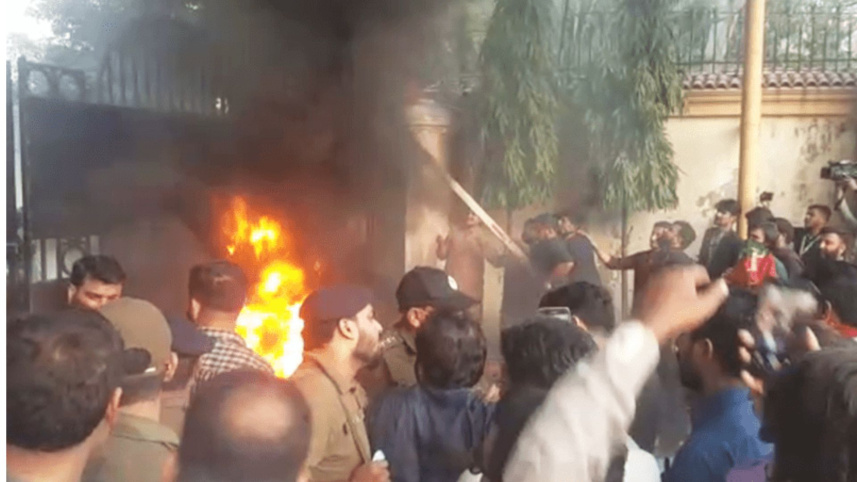 ইমরান খানের ওপর হামলা: পাকিস্তানজুড়ে বিক্ষোভ, পুলিশের সঙ্গে সংঘর্ষ