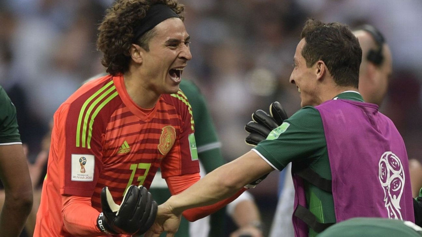 guillermo-ochoa-andres-guardado.jpg