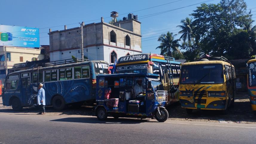 গণপরিবহন বন্ধ, হেঁটে বাড়ি ফিরছেন ইজতেমায় অংশ নেওয়া মানুষ.jpg