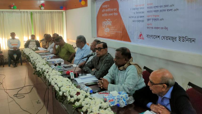 পেনশন ব্যবস্থাপনা বিলে বৈষম্য করছে আমলারা: মেনন