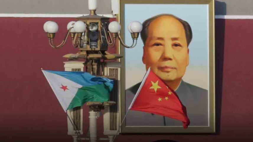 বেইজিংয়ের তিয়েনআনমেন স্কয়ারে কমিউনিস্ট চীনের প্রতিষ্ঠাতা মাও সেতুংয়ের ছবির পাশে চীন ও জিবুতির পতাকা। ছবি: রয়টার্স ফাইল ফটো