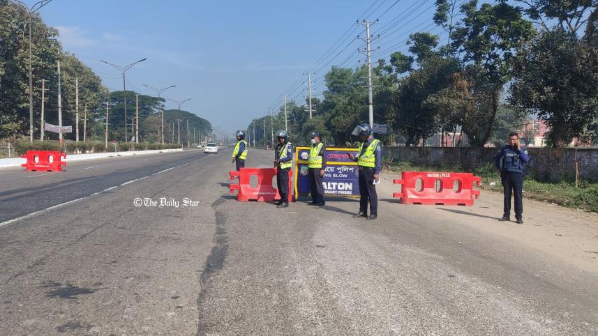 চেকপোস্টে হয়রানির ভয়ে যাত্রী কমেছে, বলছেন পরিবহন মালিকরা