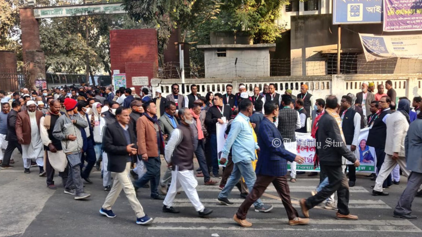 আওয়ামী লীগের নেতাকর্মীদের পদচারণায় সোহরাওয়ার্দী উদ্যান উৎসবমুখর