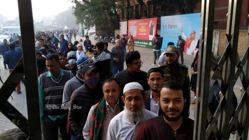 ইতিহাসের সাক্ষী হতে ভোর ৫টায় মেট্রো স্টেশনে