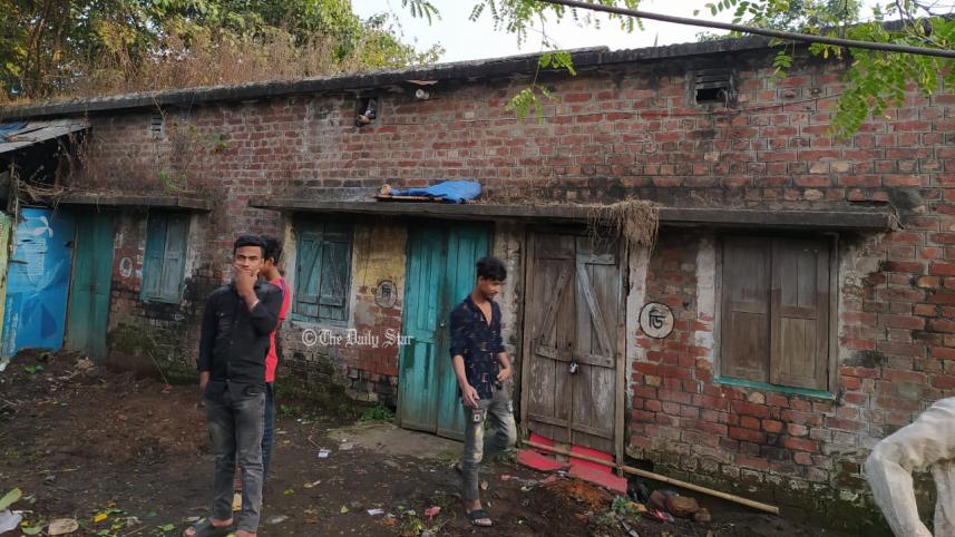 রেলের বাসায় বহিরাগতদের বসবাস