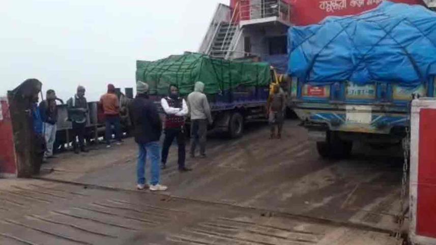 ফেরি চলাচল