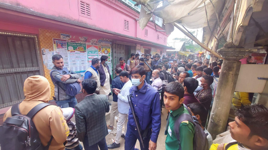 নরসিংদীতে অগ্রণী ব্যাংকের ভেতরে ২ আনসার সদস্যের মরদেহ